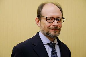 La Albanese ha accusato il governo di compicità nel genocidio durante un webinar in 150 scuole: gravissima coercizione intellettuale secondo l'onorevole Amorese di FdI