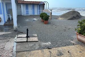 Regione Toscana assente mentre il mare si mangia le spiagge apuane. Basta slogan e passerelle, servono interventi concreti: la richiesta di Massimiliano Fornari e Marco Amorese di FdI