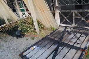 Cancelli aperti e libero accesso alle macerie del Bagno Marino incendiato venti giorni fa