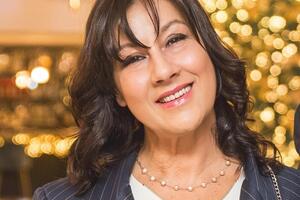 Sabato 7 febbraio pomeriggio letterario con la scrittrice Simona Bertocchi e il suo ultimo romanzo Blu Martini alla Dickens di Carrara