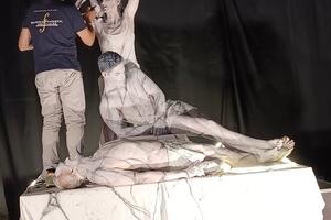 La statua dei caduti dell&#039;eccidio di Forno ha preso vita: suggestiva performance del progetto &quot;La memoria nell&#039;arte&quot;
