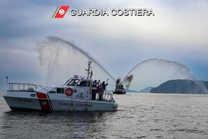 Affonda piccola imbarcazione nei pressi del porto di Marina di Carrara