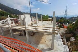 Fermo il cantiere alla scuola Irma Benedetti di Montignoso: a rischio i fondi del PNRR