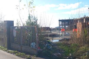 Cantiere aperto e pieno di rifiuti in via dei Margini a Massa: Italia Nostra Massa Montignoso chiede un intervento immediato