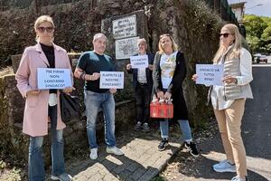 Dieci milioni di euro di avanzo, ma nemmeno un euro per la fontanella Evam: riparte la protesta dei % Stelle Massa per la riapertura della fontana