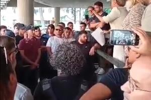 In trecento sotto al comune a protestare per lo stadio della Carrarese: Arrighi  annuncia di aver dato l&#039;avvio dei lavori anche senza due adempimenti formali