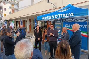 Alessandro Tomasi candidato alle regionali con Fdi incontra la gente di Marina di Carrara