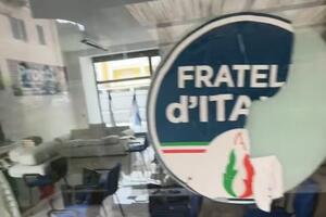 Sputi e atti vandalici contro la sede di Fratelli d&#039;Italia a Carrara: scattata la denuncia sulla base delle registrazioni delle telecamere