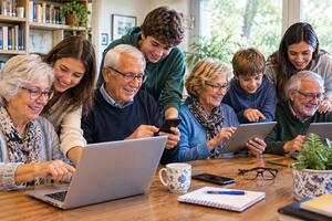 Quando il digitale unisce le generazioni: dai nonni influencer ai passatempi condivisi sul web