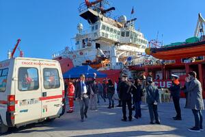 Ocean Viking: concluso lo sbarco a Marina di Carrara.   Tutti i 126 migranti sono già ripartiti per i centri d&#039;accoglienza