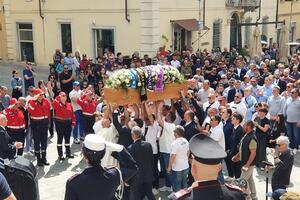 "Vola Giacomo": Massa ha dato il suo ultimo saluto a Bongiorni. Il vescovo Vaccari: "Ha fatto la cosa giusta"