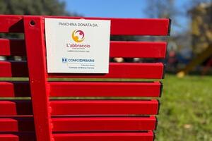 Inaugurate a Romagnano le panchine simbolo di un “Abbraccio” visivo contro Violenza e Disabilità