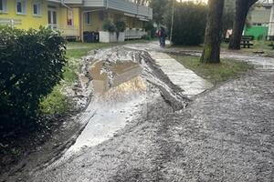 Vialetto della scuola sempre allagato quando piove: i ragazzi del liceo delle scienze umane Montessori sede di Marina annunciano sciopero e protesta davanti al comune