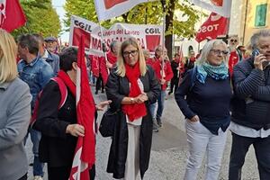 Centinaia di manifestanti a Massa tra cui anche il sindaco di Carrara Serena Arrighi in difesa dei propal che invasero i binari