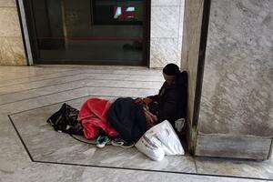 Senzatetto dorme da cinque giorni in Galleria D'Azeglio a Carrara: già segnalato ai servizi sociali del comune