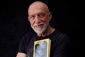 Lo scrittore, regista  e fotografo di alta moda Marco Cardelli presenta il suo ultimo libro alla RC Music di Avenza