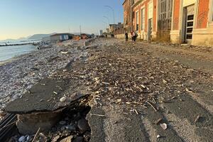 Marina di Massa, strada impraticabile davanti alla Colonia Ettore Motta: residenti esasperati