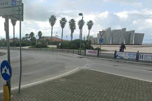 Inseguito dai carabinieri, colpisce  i pali della rotatoria Bad Kissingen a Marina di Massa: muore un motociclista