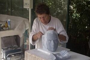 Il grande Giorgio Armani aveva un suo busto in marmo realizzato dalla scultrice carrarese Patty Nicoli: lo ricorda la consigliera Maria Mattei