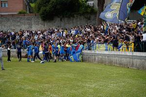 Una Carrarese eroica, in dieci, batte il Modena e rende vicinissima la permanenza nella serie cadetta