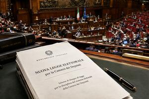 Legge elettorale, il Senato dà il suo sì: premio al 42 per cento, tornano le preferenze ma i capilista restano bloccati