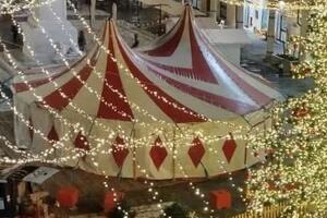 Sotto il tendone di Piazza Alberica bancarelle di artigianato locale, prodotti del territorio e lavori delle scuola