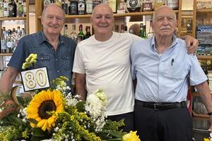 Il bar dei fratelli Ginocchi a Borgo del Ponte di Massa festeggia 80 anni di attività