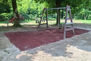 Aulla, nuovi giochi per i bambini: installata un’altalena ai Giardini dei Surrogati