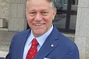 Grottesco espellere chi non è neppure iscritto al partito&quot;: il sindaco Valettini ha commentato la decisione del Pd di Massa Carrara