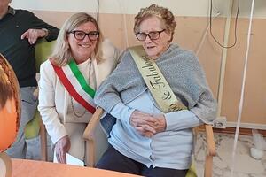 Festa alla rsa Regina Elena: la maestra Carla Crescioni ha compiuto 100 anni