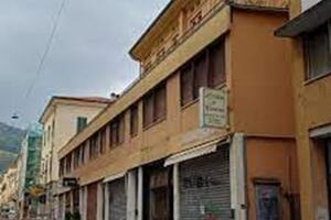 Politeama Verdi a Carrara: riparato il pilastro danneggiato, riapre al traffico via Cavour