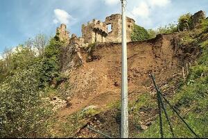 Castello di Moneta danneggiato dalle piogge e dimenticato dall&#039;amministrazione: la critica del Movimento 5 Stelle Carrara
