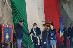 La Polizia di Stato celebra 174 anni tra il marmo delle Apuane: Fantiscritti si trasforma in un tempio di legalità e bellezza