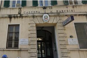 Sorpreso nel tentare un furto e con un martello in un locale a Carrara in piena notte: 37enne arrestato dopo aver ferito un carabiniere