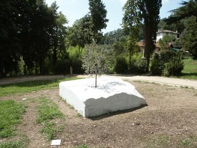 Una passeggiata tra scultura contemporanea, paesaggio e marmo nel Parco della Padula