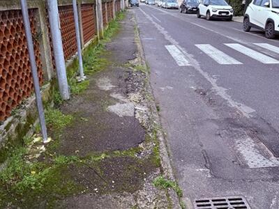 Marciapiedi rotto in Via Tiro a volo: diciotto anni di richieste di intervento da parte di un residente
