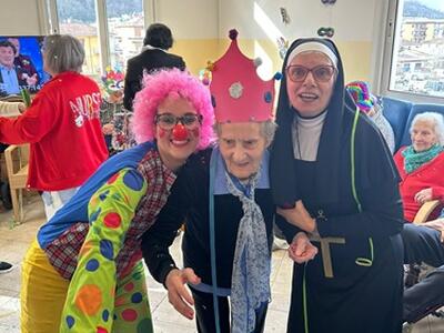 Carnevale in festa alla RSA Sanatrix: un pomeriggio di musica e condivisione con il sindaco