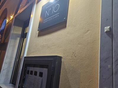 Chiusa, ma già riaperta da nuovi gestori l'ex pizzeria 10 su via Ghiacciaia, nella bolgia dei cantieri: il saluto di Michela Pinelli ai precedenti titolari e la speranza - vana- che ai negozianti rimasti nella zona disastrata vengano abbassate le tasse
