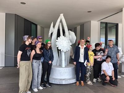 Il dono e l'amore, all'ospedale Apuane inaugurata la scultura degli studenti del Liceo Palma dedicata a "Indian"