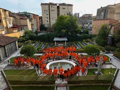 La cultura cambia ritmo con l'energia dei giovani: ripartono magliette azzurre e arancioni