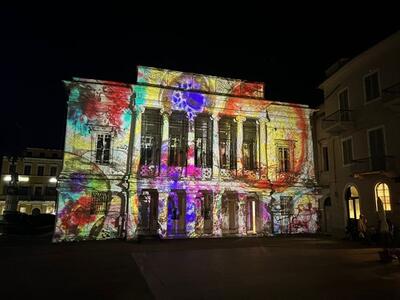 Carrara Capitale toscana dell’arte contemporanea: Lucilla Giagnoni porta in scena ‘Big Bang’