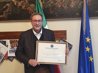 Premio Eccellenza dell'associazione La Rivinciata al prefetto Guido Aprea che conclude il mandato a Massa Carrara