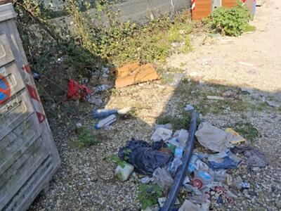 Degrado e rischio igienico-sanitario nell’area antistante la sede di ASMIU S.p.A. in Via Veterani dello Sport: Benedetti di Massa Città Nuova fa un esposto in comune