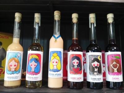 Liquore alla torta di riso e birra Piazza Aranci, Frigido e La Rocca: il birrificio del Castello con le etichette artistiche di La Lunatica lancia una serie originale di prodotti made in Massa