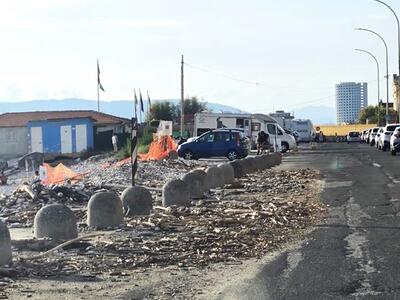 Spiaggia del Foro Boario a Marina di Massa in degrado per tutta la stagione: la segnalazione del comitato Tra la gente