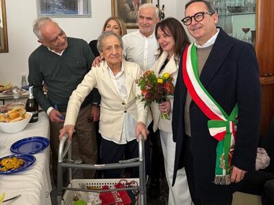 Cento anni per nonna Giuseppina: la festa coi parenti e il sindaco di Massa Persiani