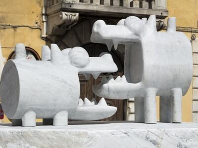 White Carrara 2025 – Opere: Cane mangia cane di Massimo Giacon