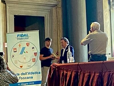 Il giovane atleta della Stracarrara Flavio Tartaglia premiato alla Festa dell’Atletica Toscana