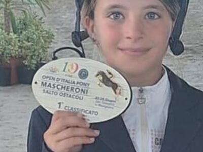 Stesso nome, stessa eccellenza sportiva a Massa: la piccola Adele Fruzzetti campionessa agli Open d'Italia di ippica, nel salto ad ostacoli under 10