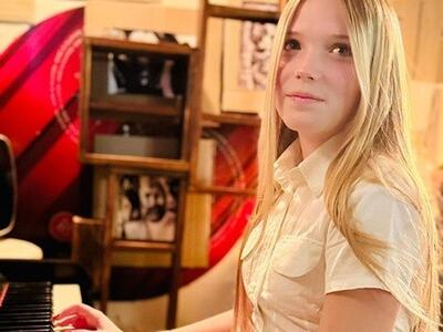 "Tra due estremi": è online sulle principali piattaforme musicale il brano di esordio di Anita Pistone, allieva del liceo Palma di Massa